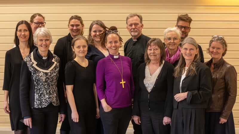 Biskop Sunniva Gylver, kirkefagsjef Ingun Yri Øystese, ordfører i Asker Lene Conradi, og prost i Asker Øyvind Stabrun med staben i Nordre og Søndre Hurum. Foto: Pål A. Berg