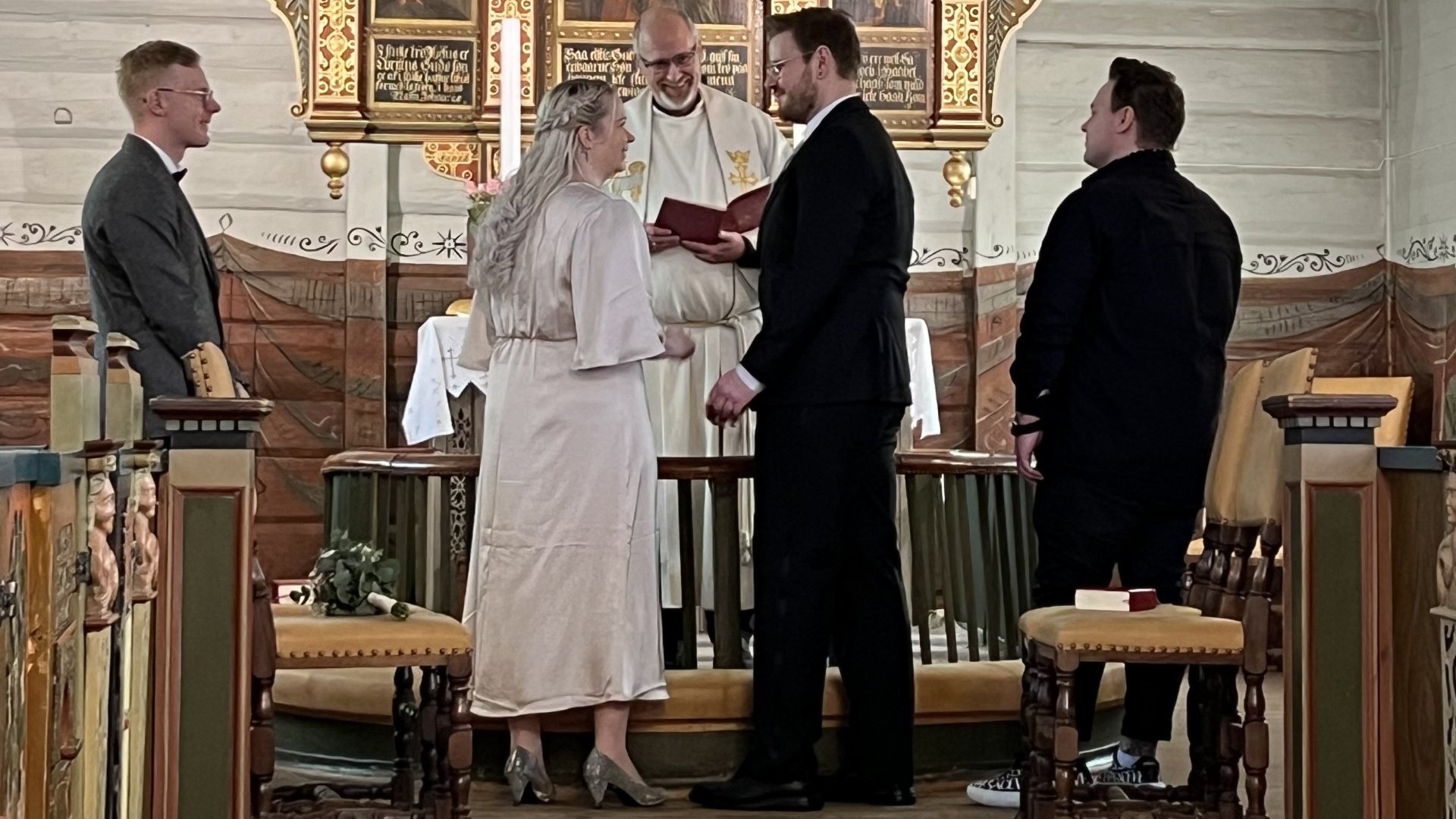 Drop-in vielse i Egersund kirke onsdag 14. febraur i 2024. Et av de to parene som valgte å gi hverandre sitt ja denne dagen. Foto: Stine Wium Jakobsen