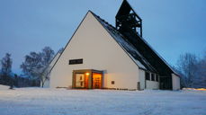 Vinterbilde av Holmen kirke. Foto: Norunn Edvardsen