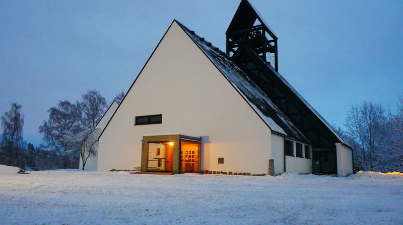 Vinterbilde av Holmen kirke. Foto: Norunn Edvardsen