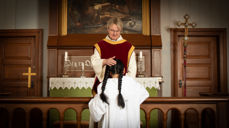 Konfirmant i Trysil i 2024 Victoria Caiyun Kristiansen Åsheim og prest Kristine Aksøy. Foto: Anders Nyhuus