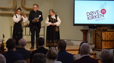 Kirkeverge Camilla Høiberg, døveprost Roar Bredvei og leder av Døvekirkenes fellesråd Ingrid Hoff Bodin, ønsket mandag velkommen til jubileumsuka i Døvekirken. Foto: Johannes Ek Reindal