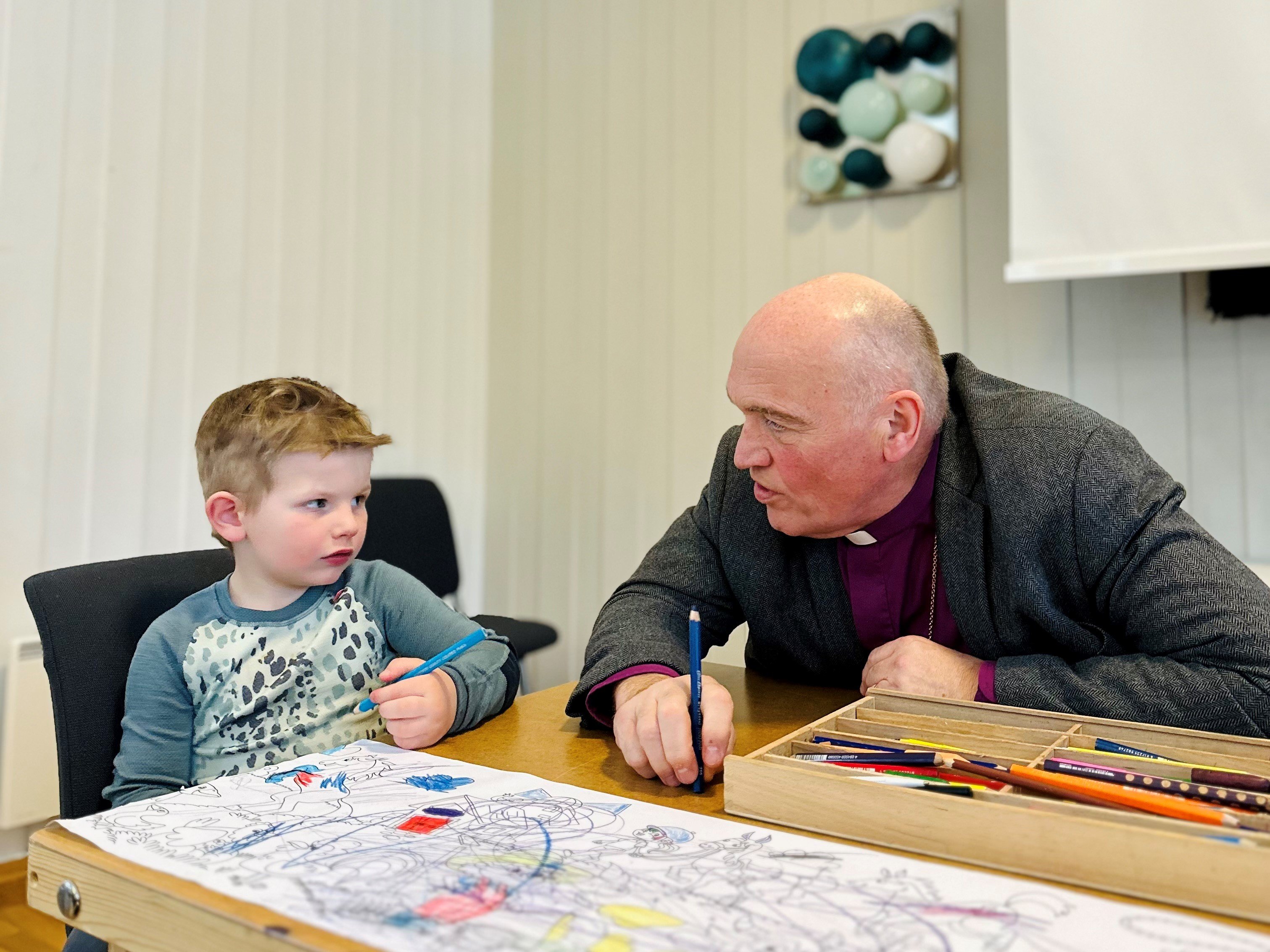 Sigbjørn Thoen Haugen i samtale om liv og lek med biskop Jan Otto Myrseth under visitasen i Ål. Foto: Torill Landaasen