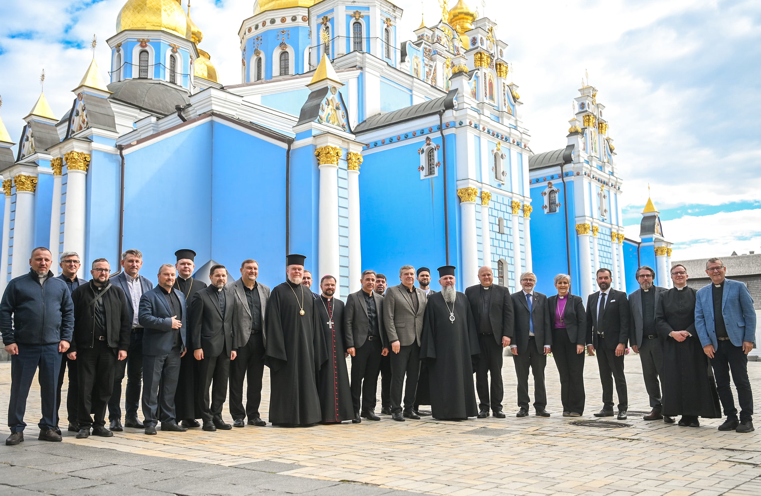 Delegasjonen fra Norges Kristne Råd og Det allukrainske rådet for kirker og religiøse organisassjoner (UCCRO) foran St. Michaels katedralen i Kiev (også kalt St.Michaels gylne kuppel-kloster). Foto: NKR/UCCRO