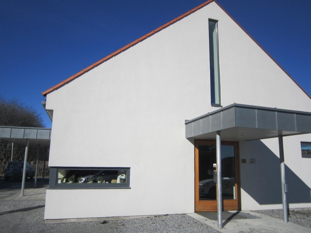 Inngangsparti til Asak kirkestue