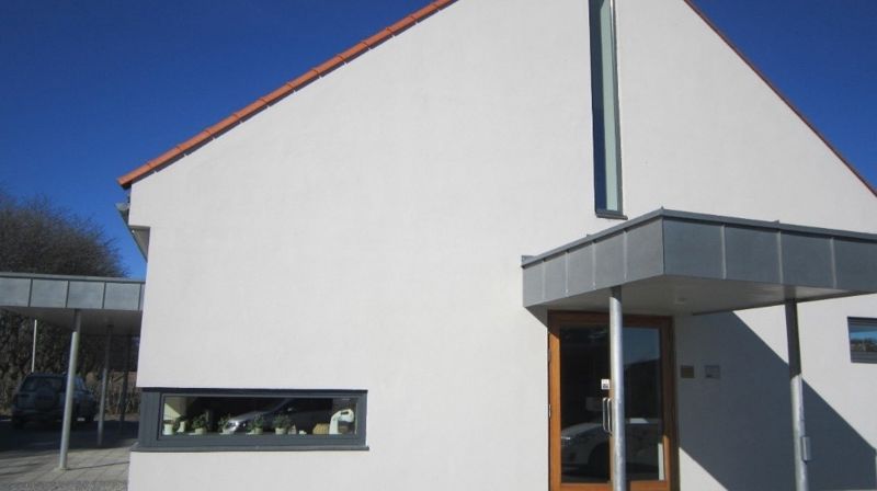 Inngangsparti til Asak kirkestue