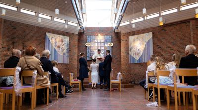 Nina og Per var blant de mange parene som giftet seg på drop-in-bryllup på valentinsdagen (Foto: Den norske kirke).