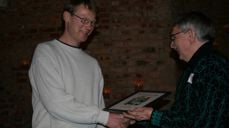 Fra utdeling av frivillighetsprisen for 2007. Helge Gutuen gir prisen til Ole Auen Wiger