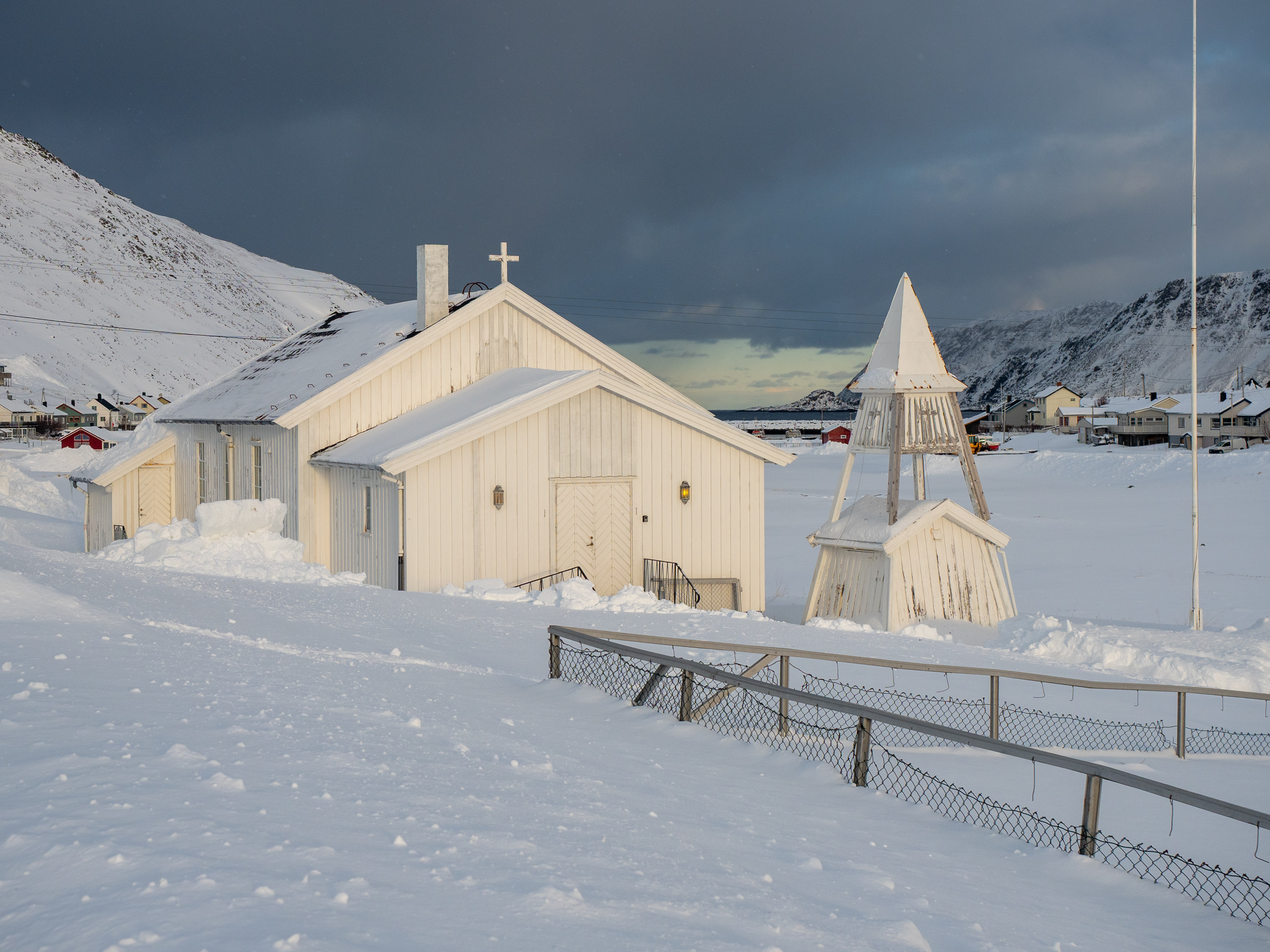 Det blir gudstjeneste både utendørs i Skarsvåg og inne i Skarsvåg kirke (bildet) i påska