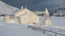 Det blir gudstjeneste både utendørs i Skarsvåg og inne i Skarsvåg kirke (bildet) i påska