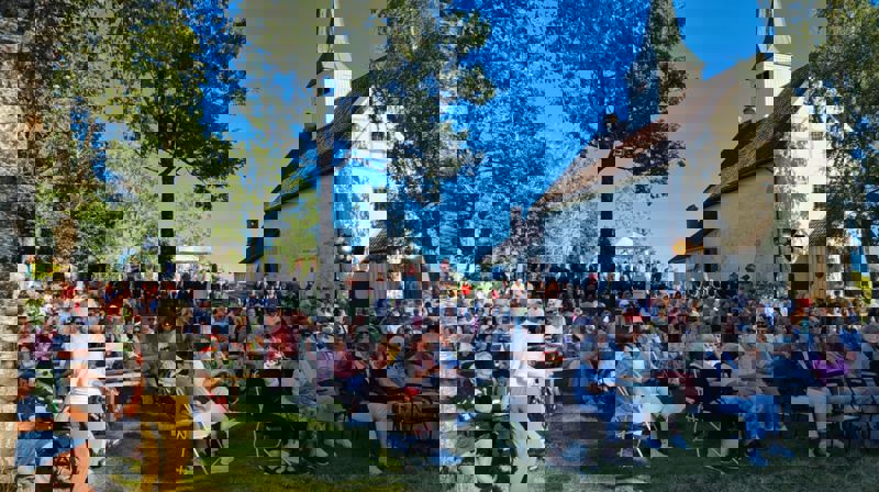 Kråkevik i lav sol og høy himmel på kirkebakken