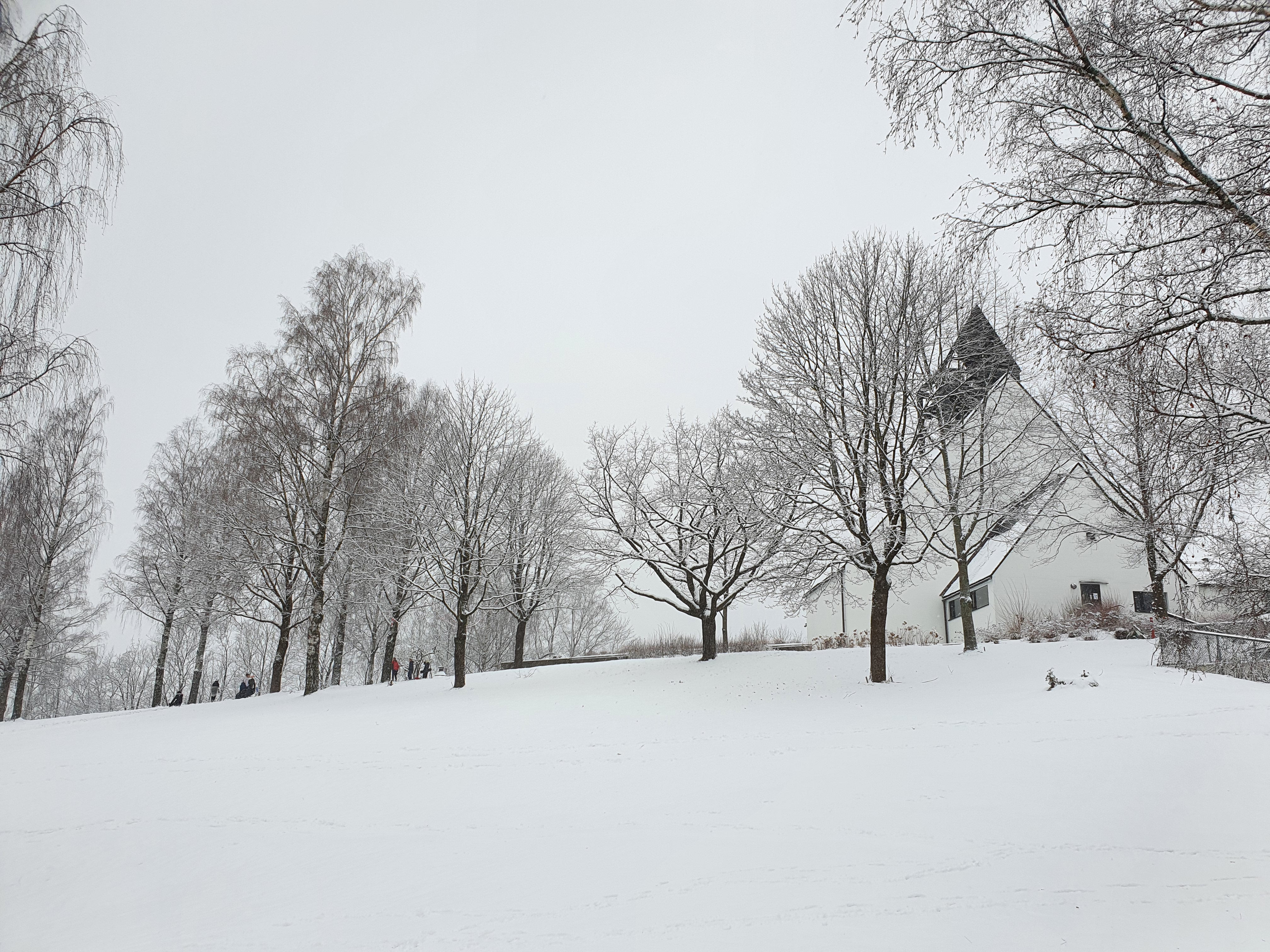 Snødekt kirkebakke. Foto: Norunn Edvardsen