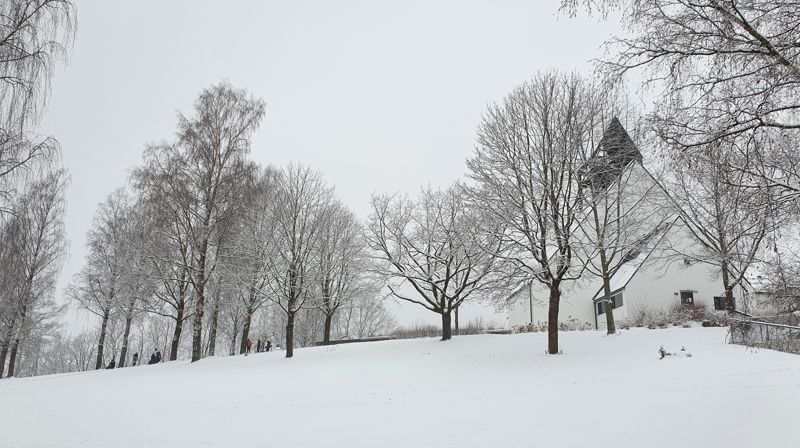 Snødekt kirkebakke. Foto: Norunn Edvardsen