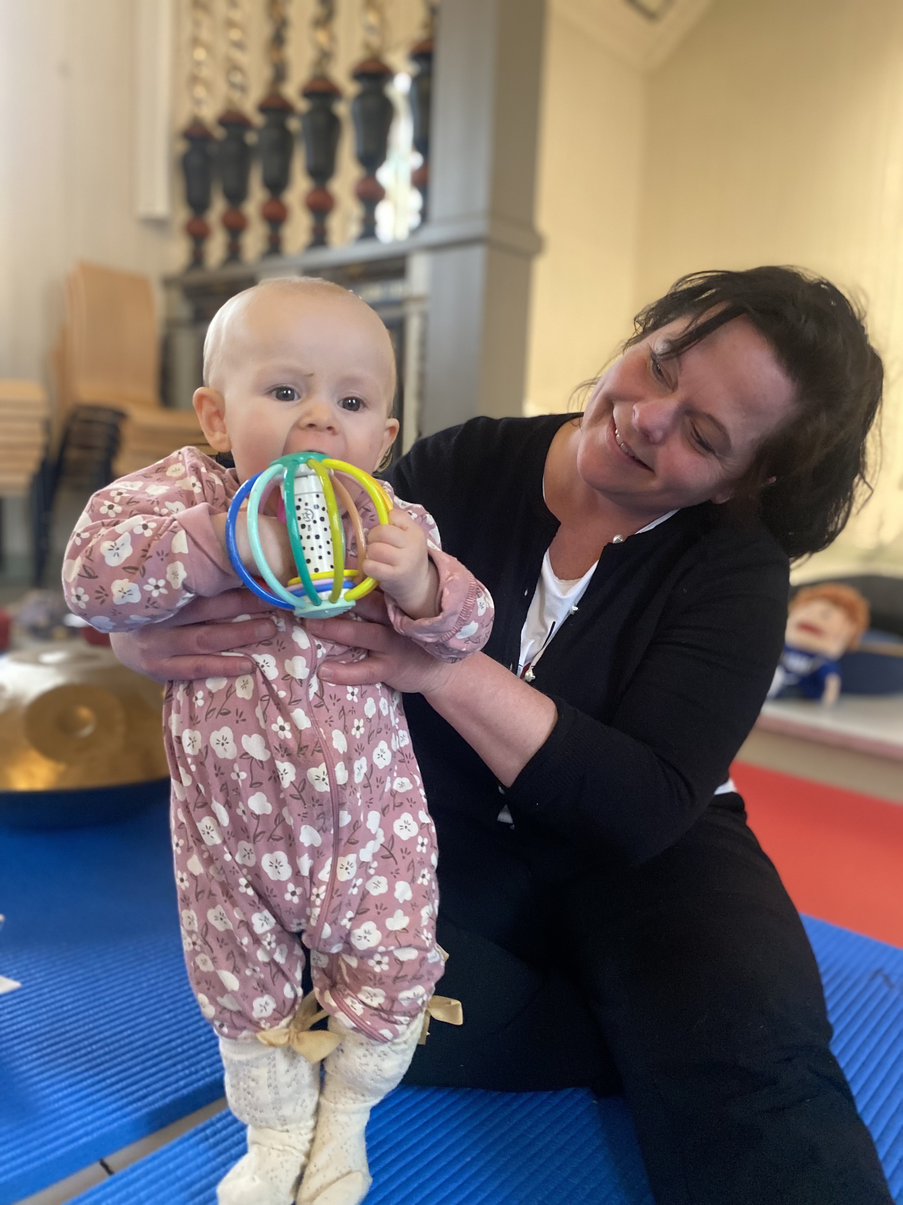 Diakon Marita leder babysangen