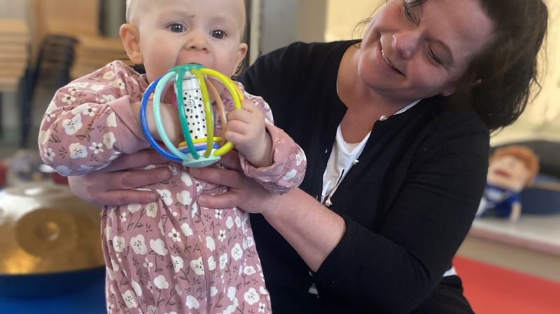 Diakon Marita leder babysangen