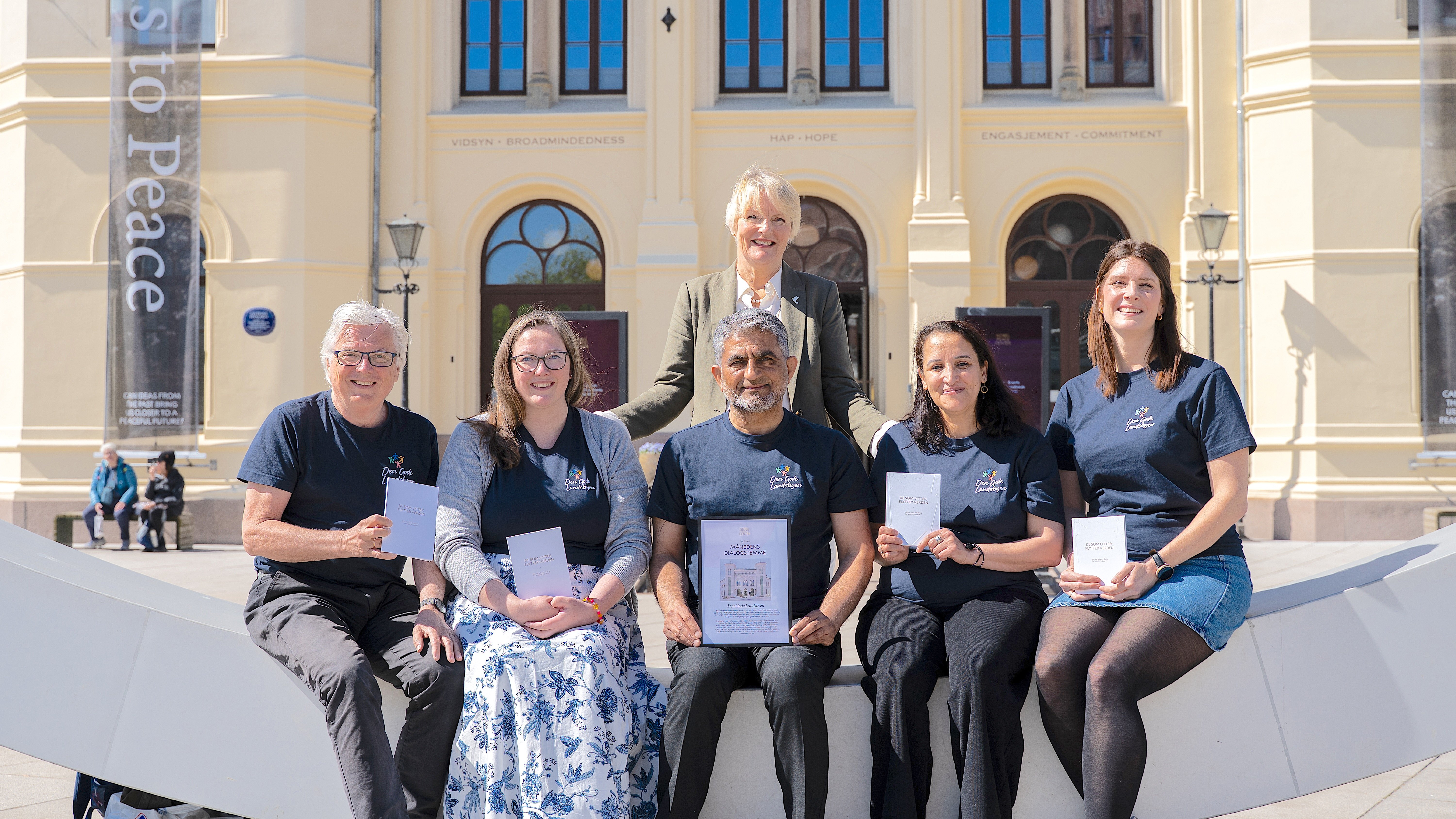 Den Gode Landsbyen på Haugerud og Trosterud berømmes for sitt arbeid av direktør ved Nobels Fredssenter Kjersti Fløgstad (bak). Avbildet er Dag Endal (Haugerud IF, f.v), Helen Meisingset (FAU Trosterud skole), Ali Rafaqat (ICC Alna), Latifa El Azizi (Kvinnegruppa Mangfold Inkludering Nettverk,) og Anette Gjervik (Haugerud og Trosterud Vel). Foto: Mette Bruaas / Nobels Fredssenter