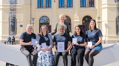 Den Gode Landsbyen på Haugerud og Trosterud berømmes for sitt arbeid av direktør ved Nobels Fredssenter Kjersti Fløgstad (bak). Avbildet er Dag Endal (Haugerud IF, f.v), Helen Meisingset (FAU Trosterud skole), Ali Rafaqat (ICC Alna), Latifa El Azizi (Kvinnegruppa Mangfold Inkludering Nettverk,) og Anette Gjervik (Haugerud og Trosterud Vel). Foto: Mette Bruaas / Nobels Fredssenter