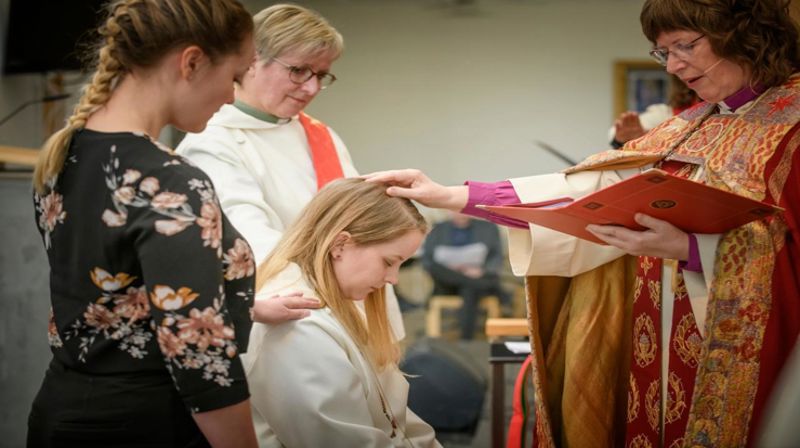 Her vigsles diakon Ragnhild Danbolt Øygard av biskop Ingeborg Midttømme, det skjedde i 2021. (Foto: Kirkerådet/Per Eide)