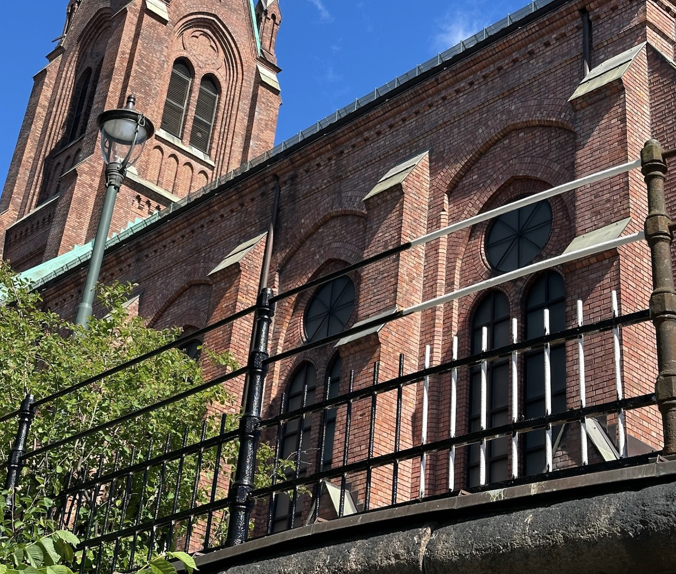 Gjerdet rundt kirken males