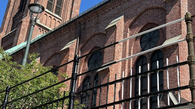 Gjerdet rundt kirken males