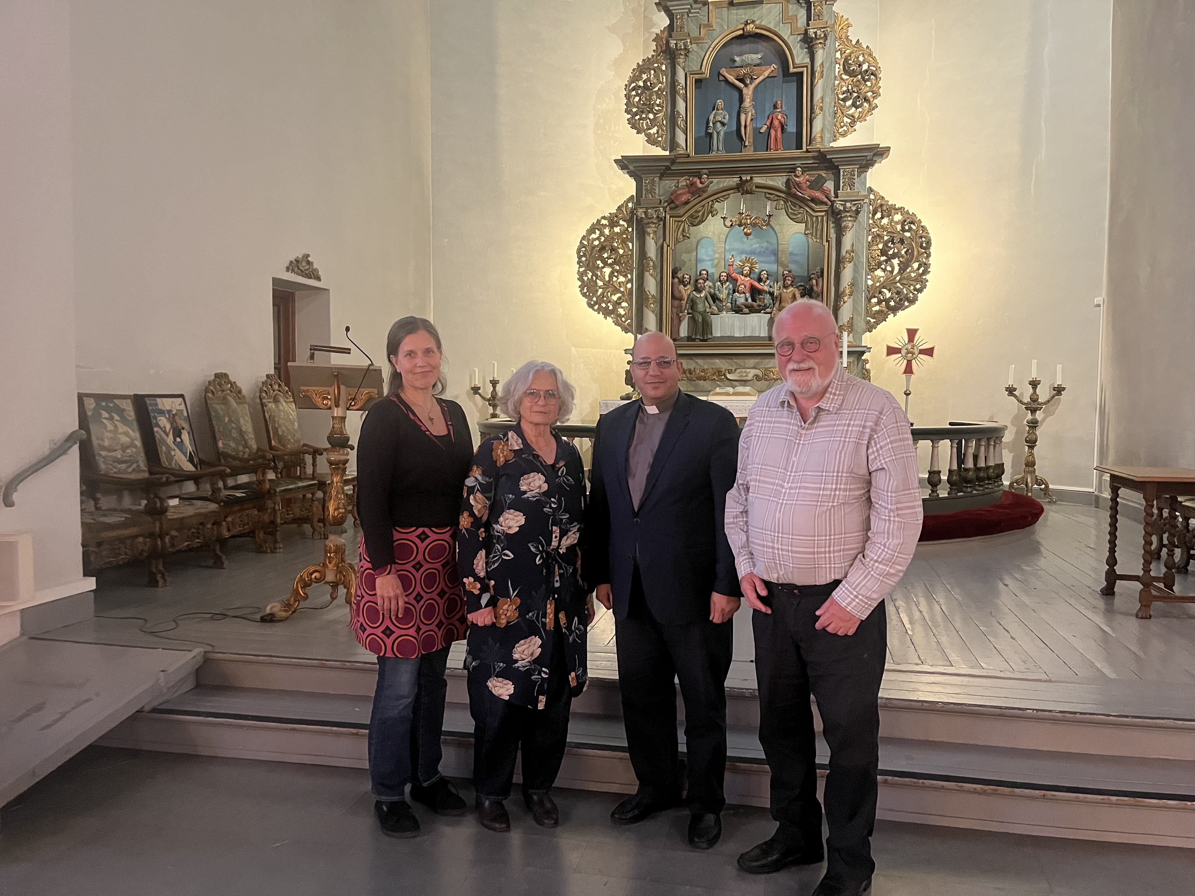 Karoline Astrup, Marianne Uri Øverland og Atle Sommerfeldt sammen med Imad Haddad under hans besøk i Asker kirke.
