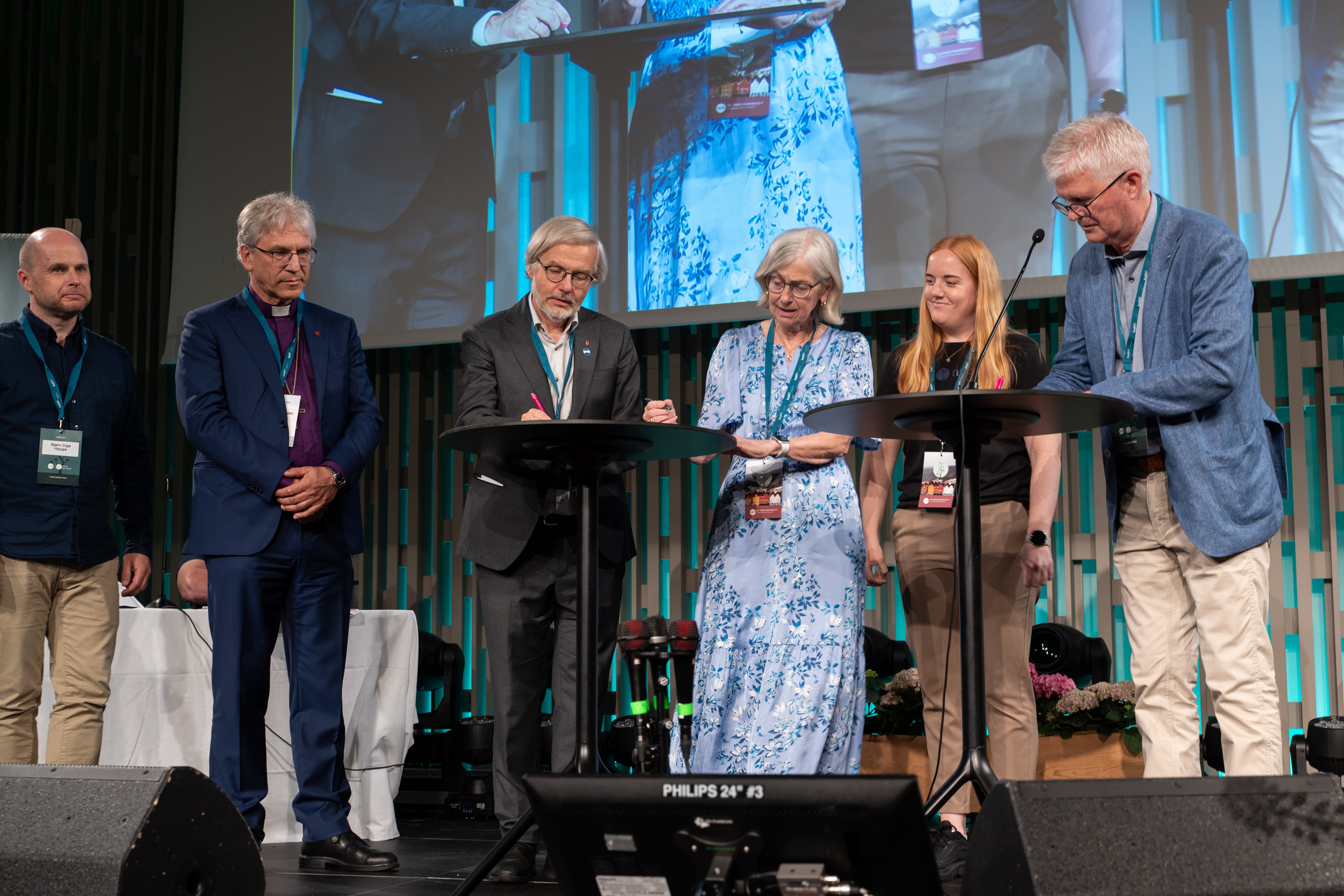 På NMS si generalforsamling vart avtalen signert. Frå venstre: Bjørn Inge Hauge, dagleg leiar i NMSU; preses Olav Fykse Tveit, Harald Hegstad, leiar i Kyrkjerådet; Bjørg Tysdal Moe, styreleiar i NMS; Elise Slettebø Melhus, styreleiar i NMSU og Helge Gaard, generalsekretær i NMS. Foto: Andreas Dirdal Kydland / NMS. 