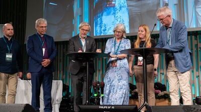 På NMS si generalforsamling vart avtalen signert. Frå venstre: Bjørn Inge Hauge, dagleg leiar i NMSU; preses Olav Fykse Tveit, Harald Hegstad, leiar i Kyrkjerådet; Bjørg Tysdal Moe, styreleiar i NMS; Elise Slettebø Melhus, styreleiar i NMSU og Helge Gaard, generalsekretær i NMS. Foto: Andreas Dirdal Kydland / NMS.