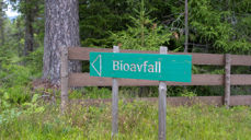 Skilt til plass for bioavfall ved Tørberget kirke. Foto: Anders Nyhuus