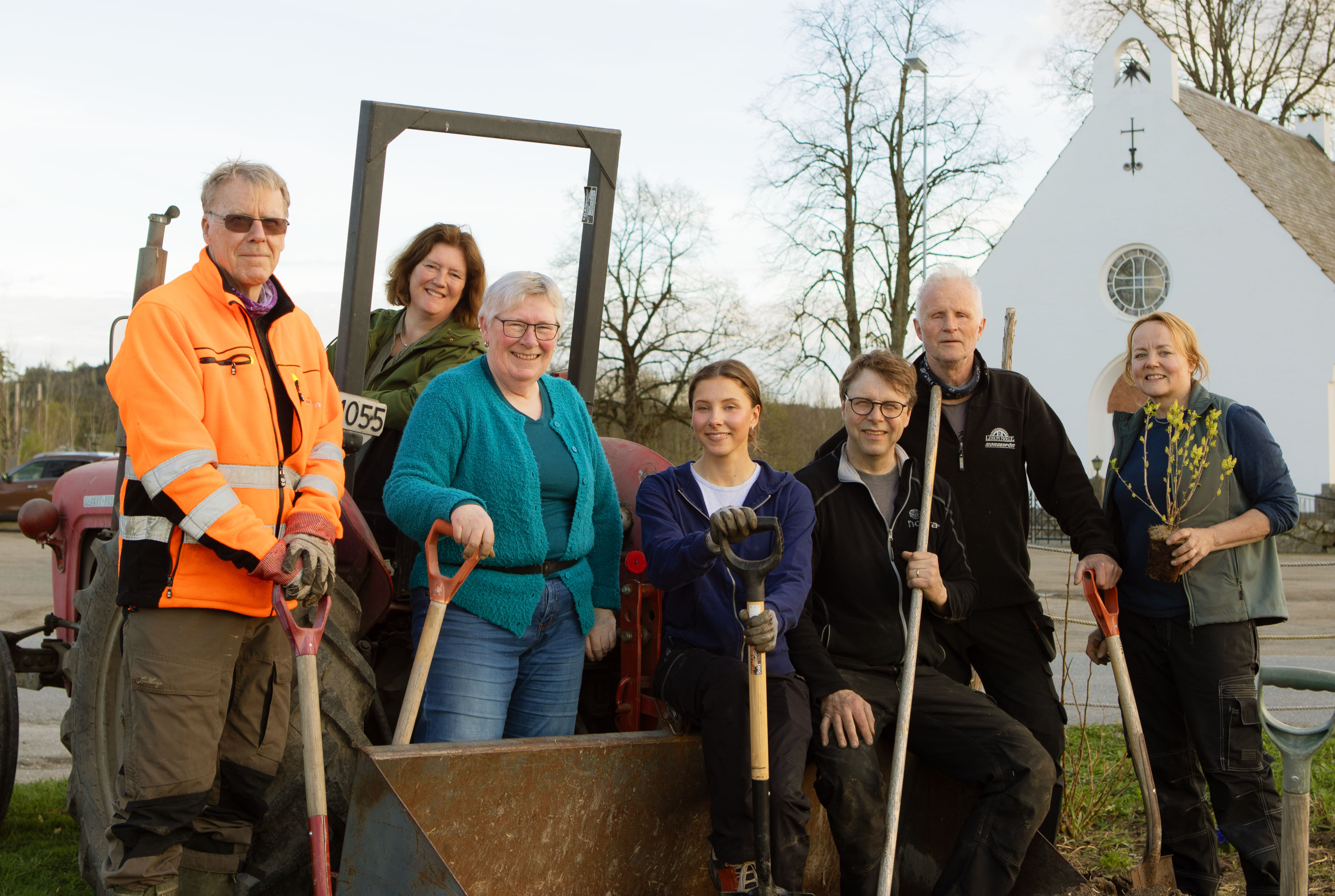 I ARBEID: Dugnadsgjengen som har møtt opp denne aprildagen er sju i tallet, og de er i farta med å grave og klargjøre for kveldens arbeid. 