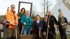 I ARBEID: Dugnadsgjengen som har møtt opp denne aprildagen er sju i tallet, og de er i farta med å grave og klargjøre for kveldens arbeid.