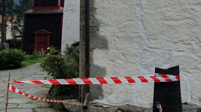 Det er sett opp sperretau på hjørne av Vangen kyrkje
