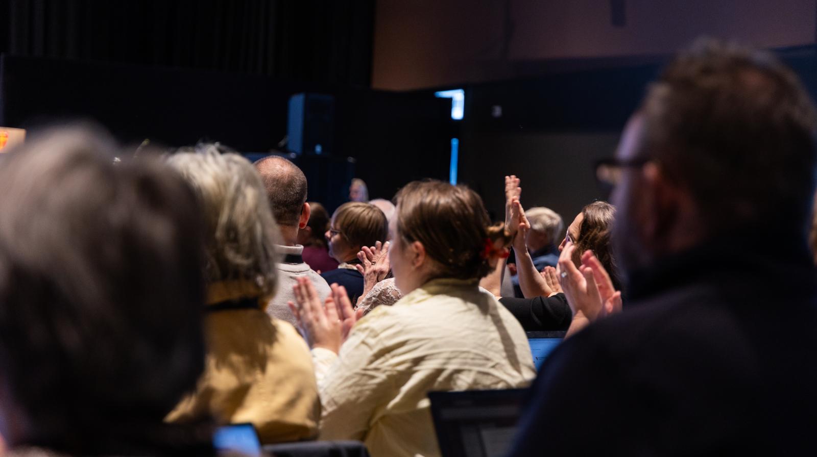 Det ble applaus etter vedtaket i sak 10/26. (Foto: Heidi Olsen/Den norske kirke)