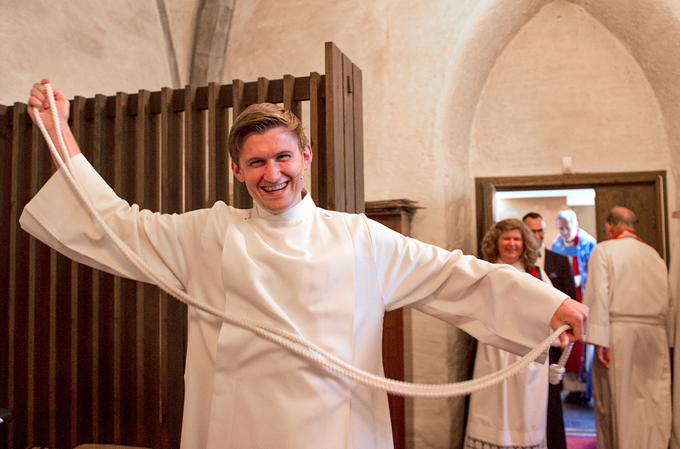 Thor Haavik ble vigslet til prest i Bergen forrige uke, her er det like før den høytidelige seremonien i domkirken. (Foto: Marit Hommedal)
