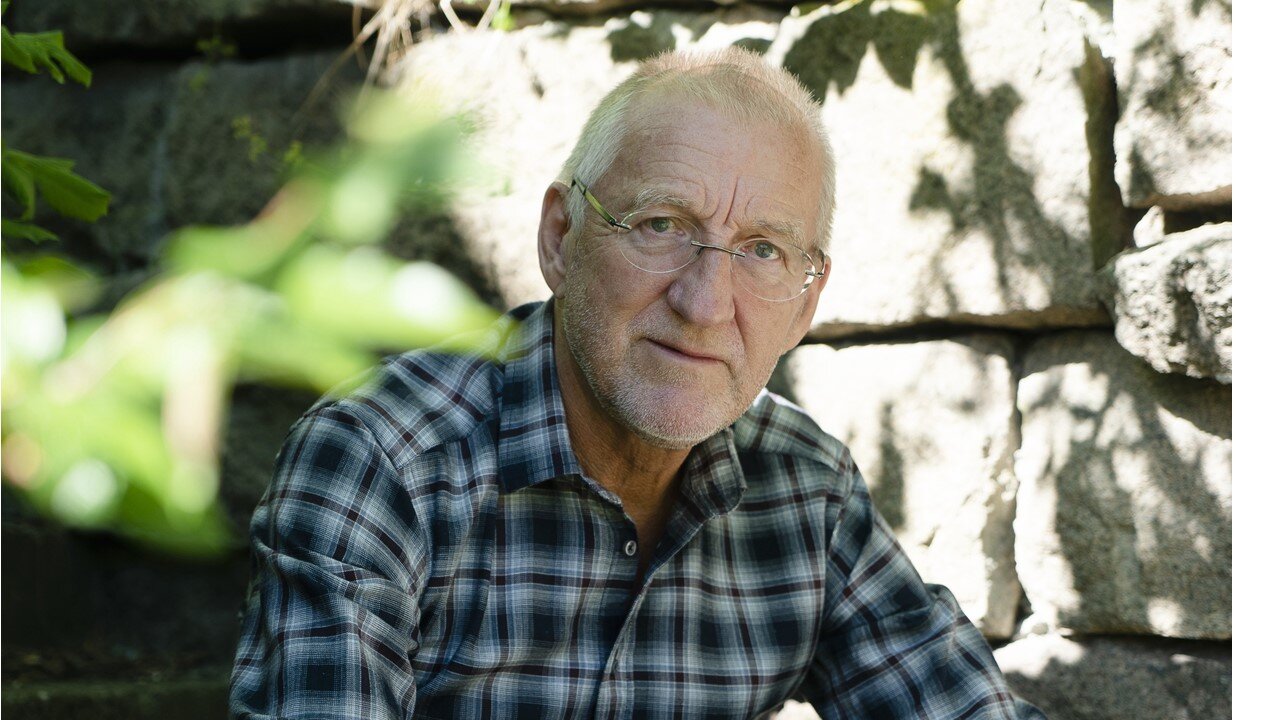 Kjell Arnold Nyhus dykker dypt, og formidler med vennlig åpenhet.