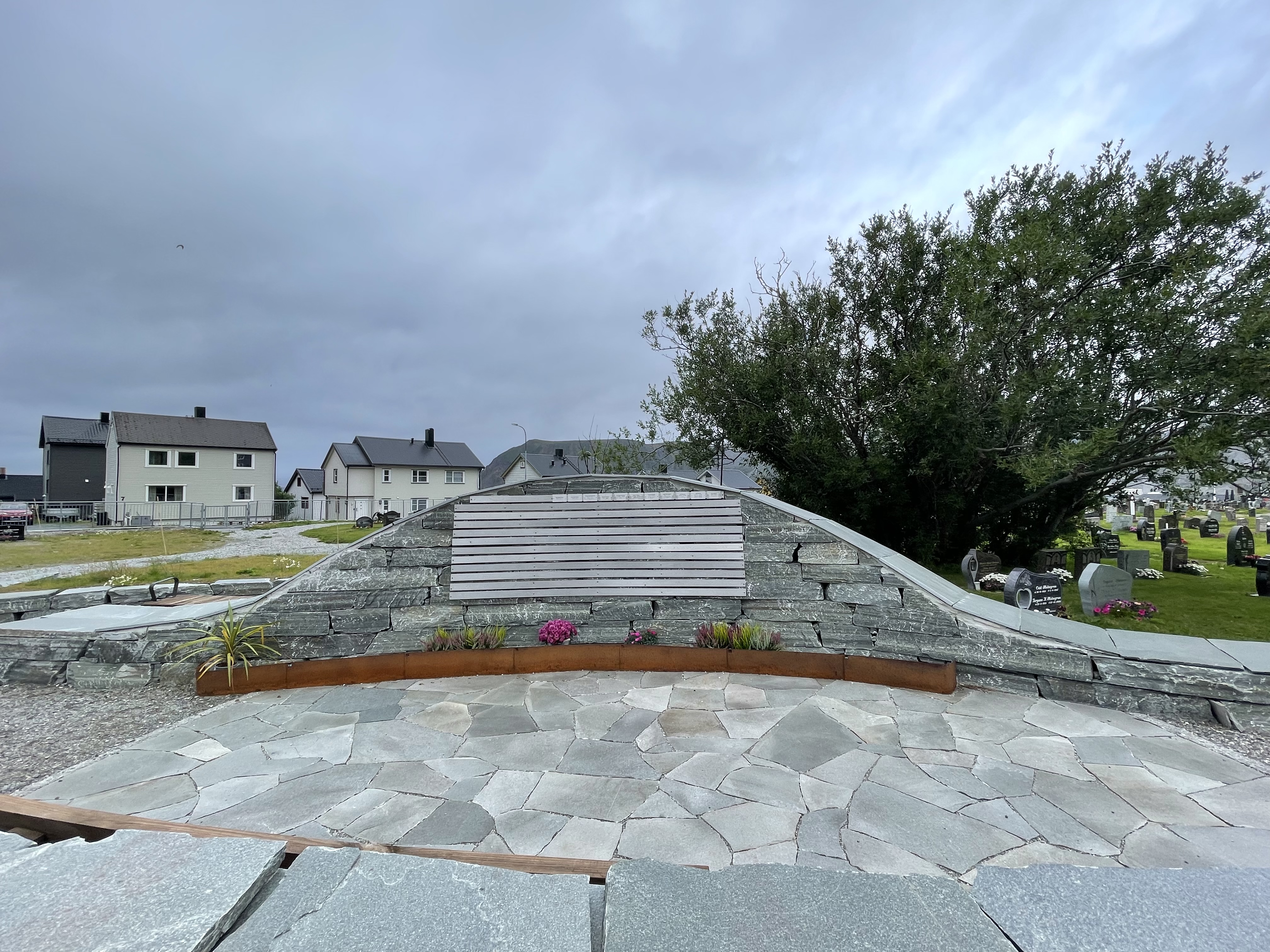 Minneveggen i minnelunden i Honningsvåg