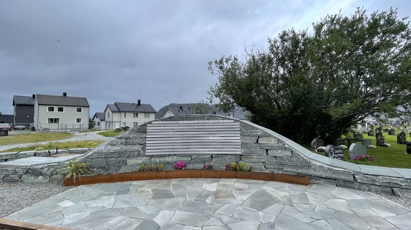 Minneveggen i minnelunden i Honningsvåg