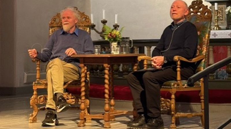 Julian Kramer (t.h.) i samtale med Sverre Pedersen i Asker kirke.