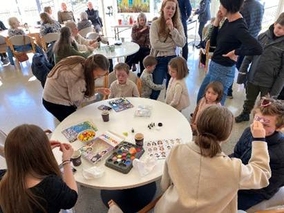 Et bilde som inneholder kl&aelig;r, person, Menneskeansikt, kvinne

KI-generert innhold kan v&aelig;re feil.