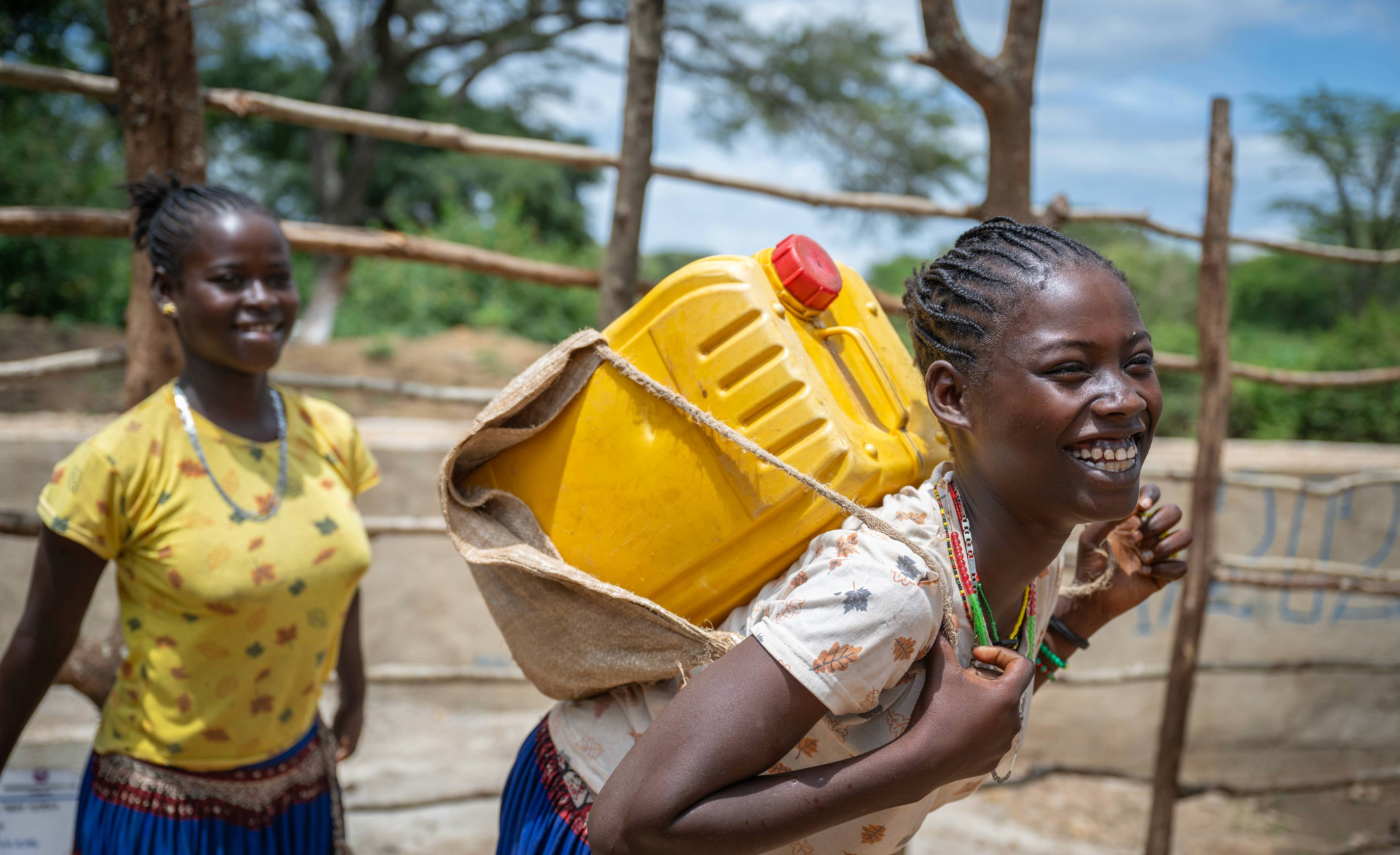 Foto: Håvard Bjelland. Gaba (13) og Tsion (12) ber vatnet heim.