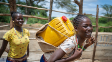 Foto: Håvard Bjelland. Gaba (13) og Tsion (12) ber vatnet heim.
