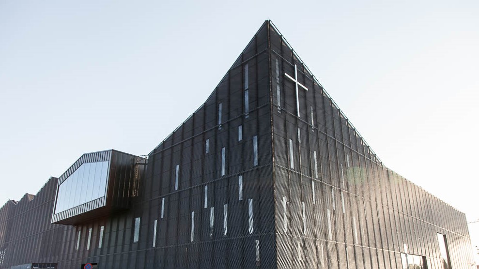 Stjørdal kyrkje opna i 2015. Denne påska kan du følgje tre gudstenester på TV og radio. Foto: Stjørdal kyrkje