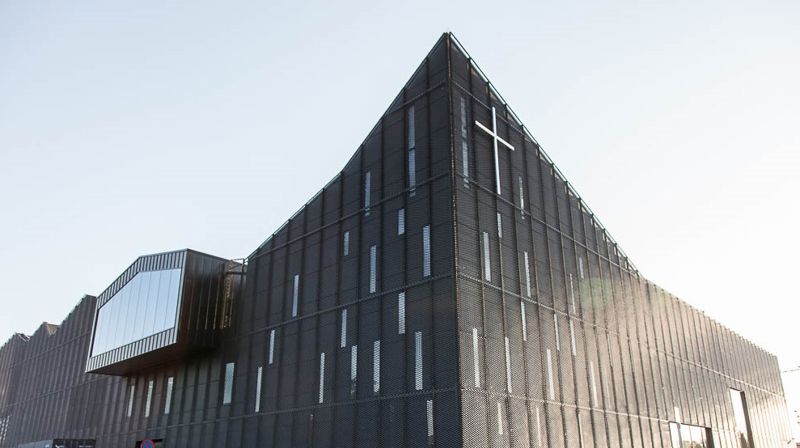 Stjørdal kyrkje opna i 2015. Denne påska kan du følgje tre gudstenester på TV og radio. Foto: Stjørdal kyrkje