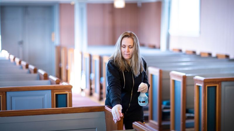 Rengjøring av Fenstad kirke under covid-19-pandemien. Foto Bo Mathisen