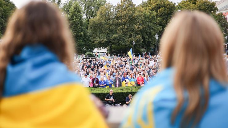Stor markering med mange ukrainske flagg