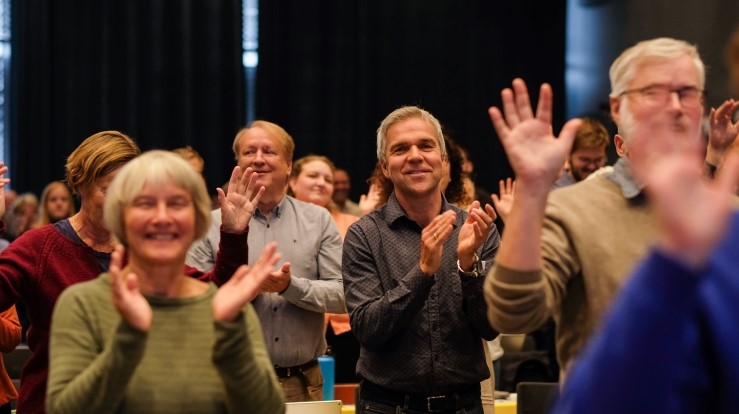 Kirkemøtet sang "Hurra for deg" i anledning 75-årsjubileet. Foto: Den norske kirke