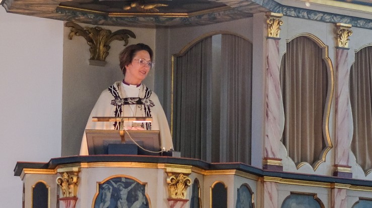 Som den sist tilsatte biskopen, holdt Kari Mangrud Alvsvåg preken under Kirkemøtets åpningsgudstjeneste. Foto: Den norske kirke