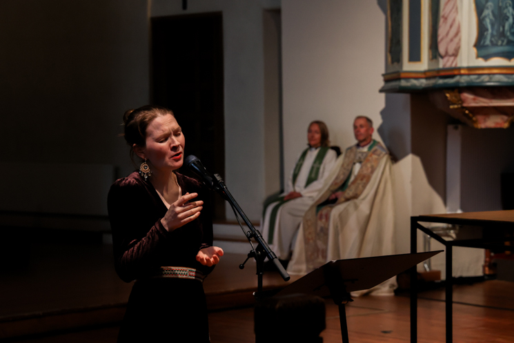Marja Mortensson sang unger åpningsgudstjenesten. Foto: Kirkerådet