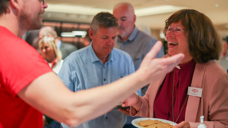 Foto: Etter Sjømannskirkens årsmelding, serverte også Sjømannskirken sine berømte vafler til hele Kirkemøtet. Foto: Den norske kirke