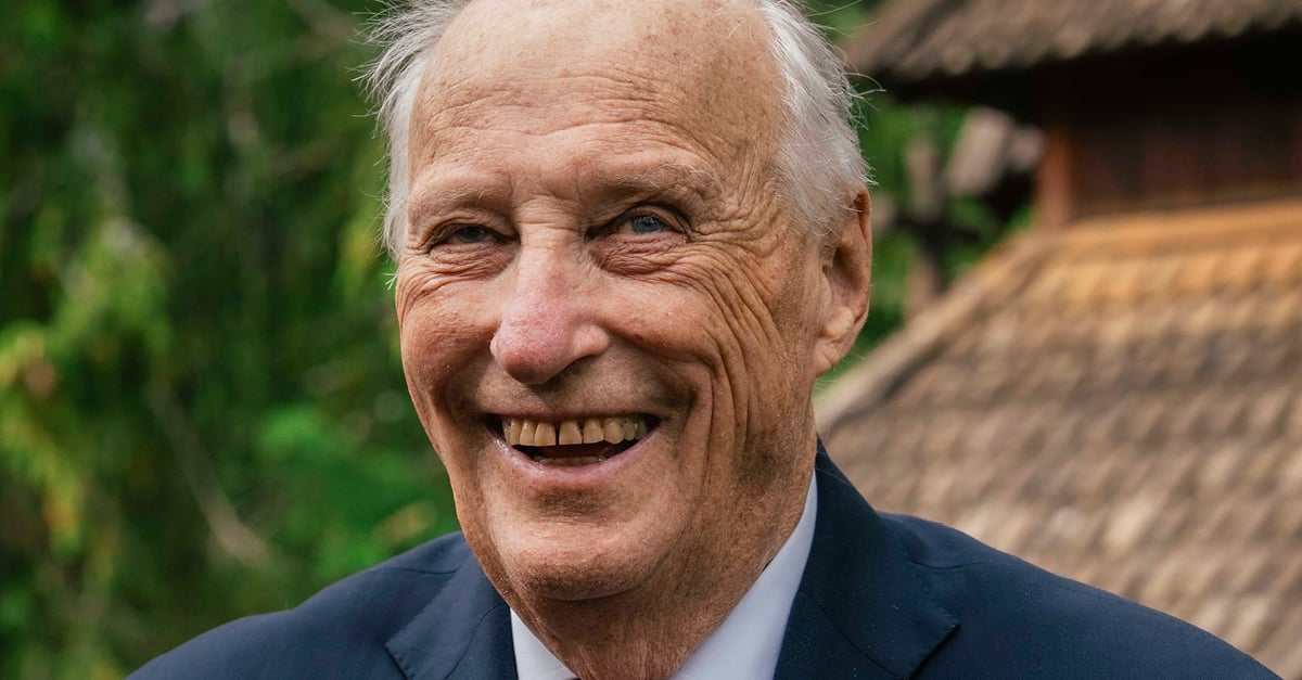Kong Harald ved Savjord stavkirke i Beiarn kommune 9. juni 2026. Foto: Ola Vatn / Det kongelige hoff