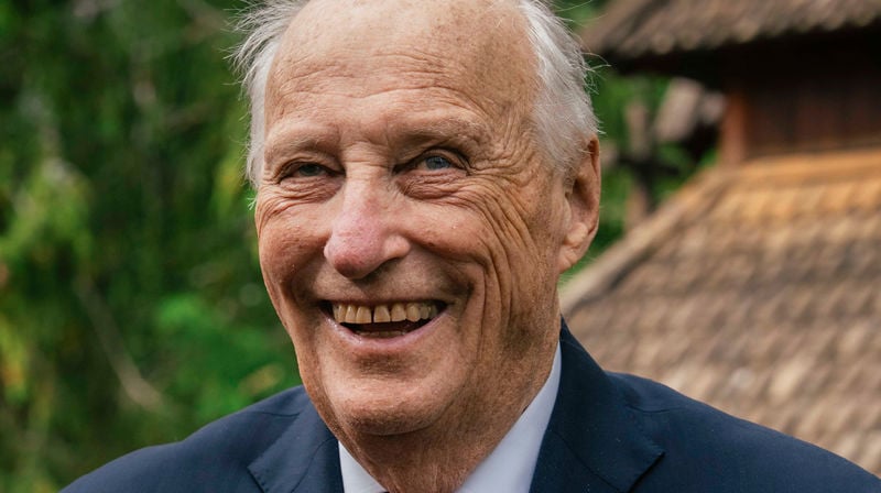 Kong Harald ved Savjord stavkirke i Beiarn kommune 9. juni 2026. Foto: Ola Vatn / Det kongelige hoff